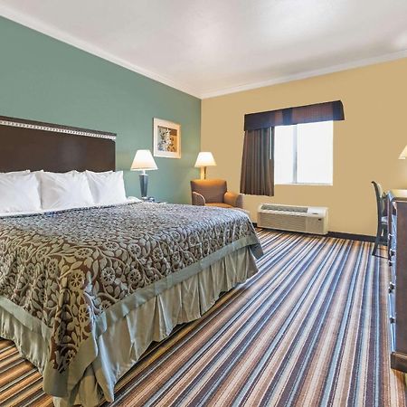 Days Inn By Wyndham Rockdale Texas Экстерьер фото