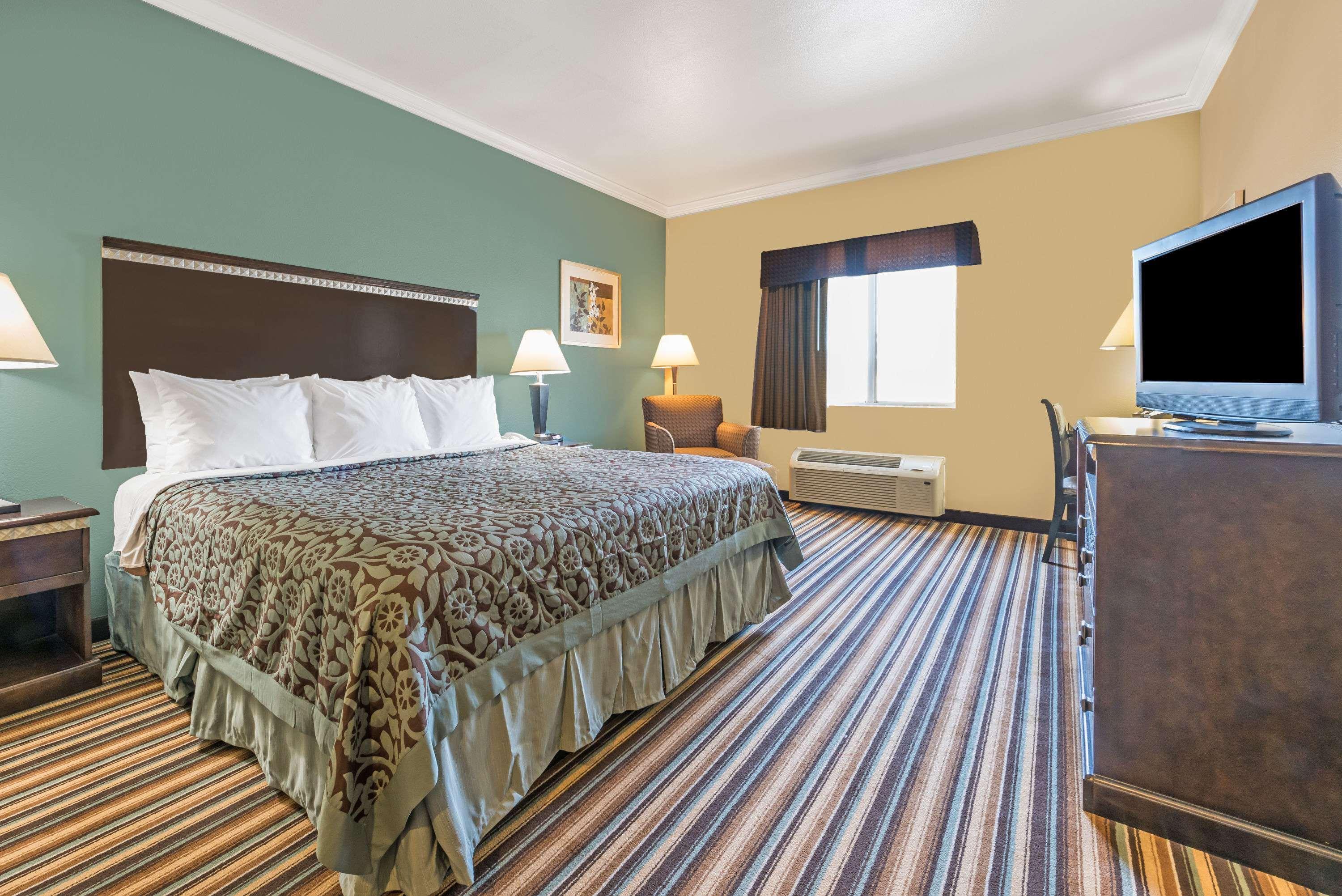 Days Inn By Wyndham Rockdale Texas Экстерьер фото