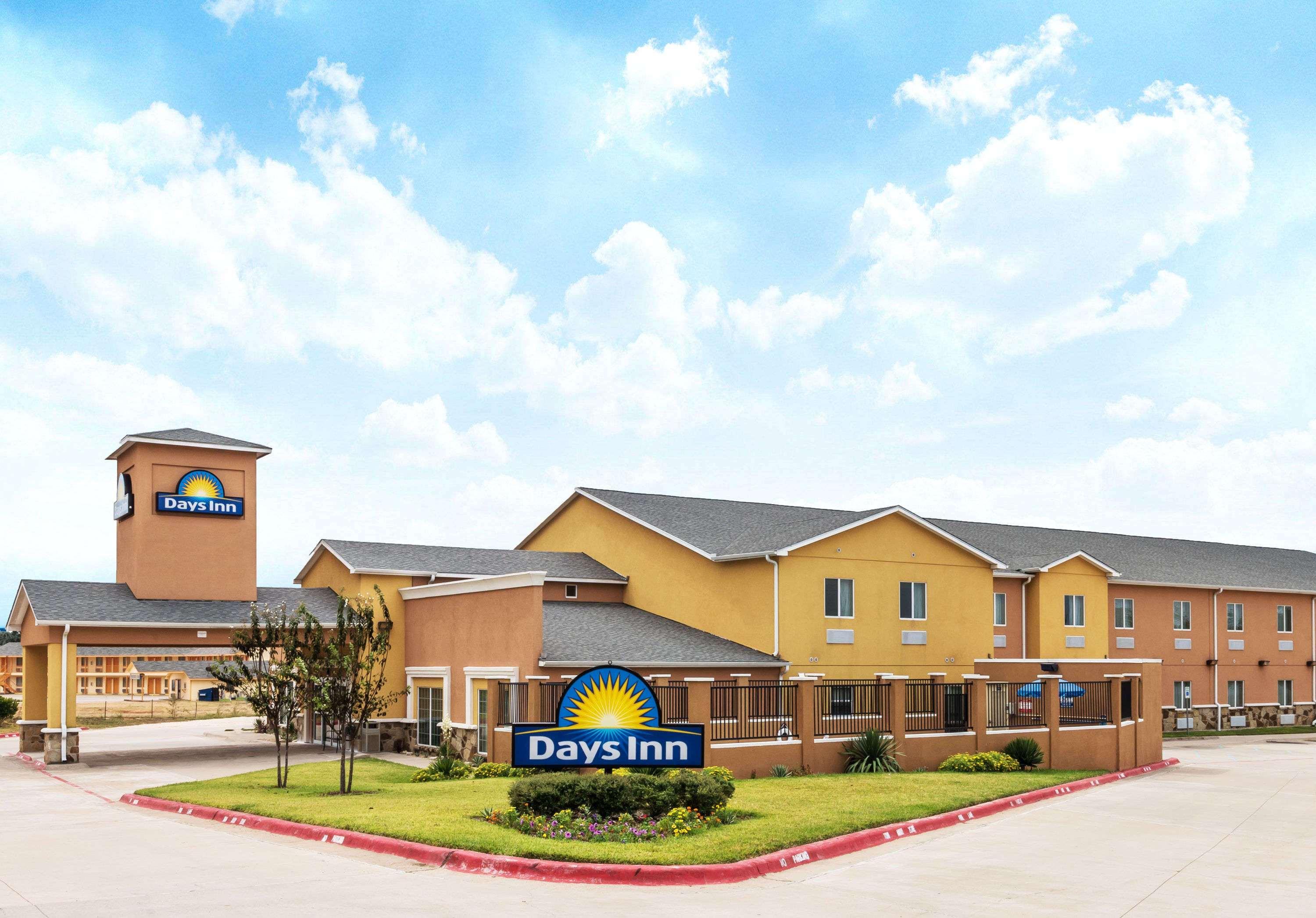 Days Inn By Wyndham Rockdale Texas Экстерьер фото