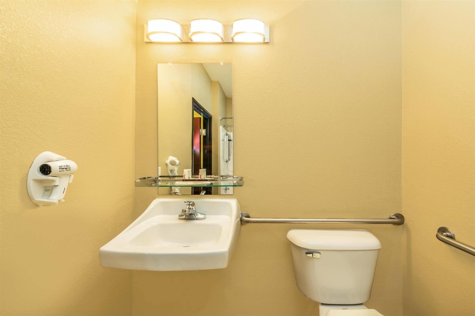 Days Inn By Wyndham Rockdale Texas Экстерьер фото