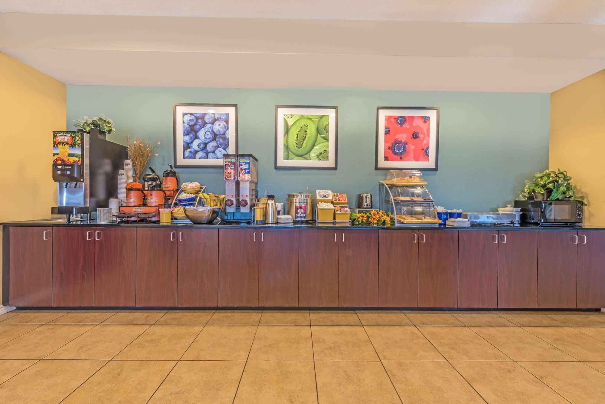 Days Inn By Wyndham Rockdale Texas Экстерьер фото
